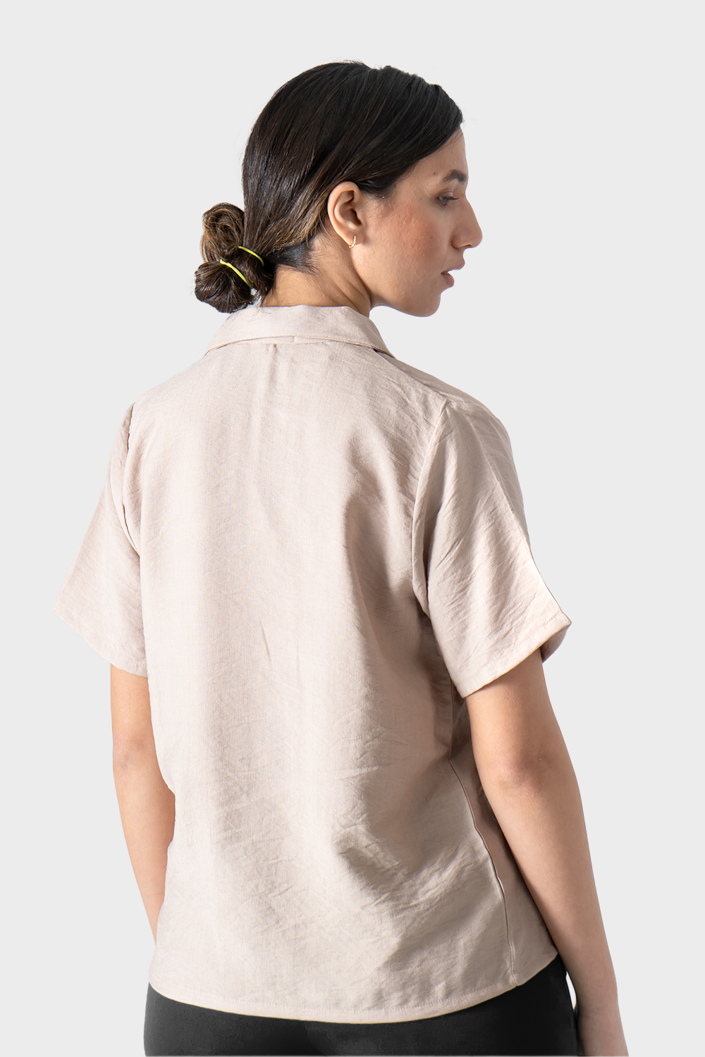 قميص كتان بأكمام قصيرة بيج من أوكوي